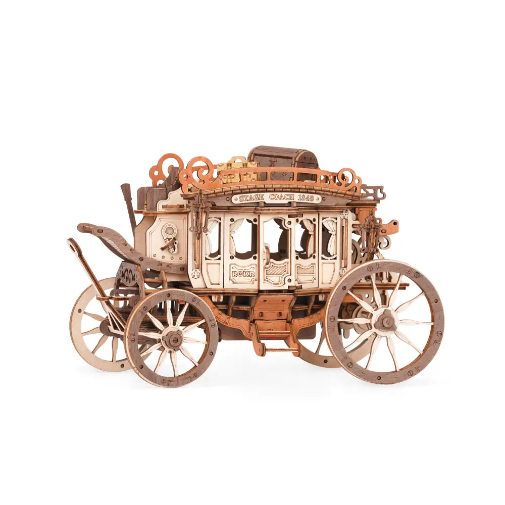 Puzzle 3D Diligenta prezentare completa a modelului din lemn cu detalii clare ale structurii. Puzzle-ul 3D Diligenta este surprins intr-o imagine completa evidentiind designul detaliat al mecanismului din lemn, inclusiv rotile din lemn si acoperisul elegant. Este un model de artizanat de calitate superioara, ideal pentru iubitorii de puzzle-uri 3D din lemn si colectionarii de obiecte mecanice