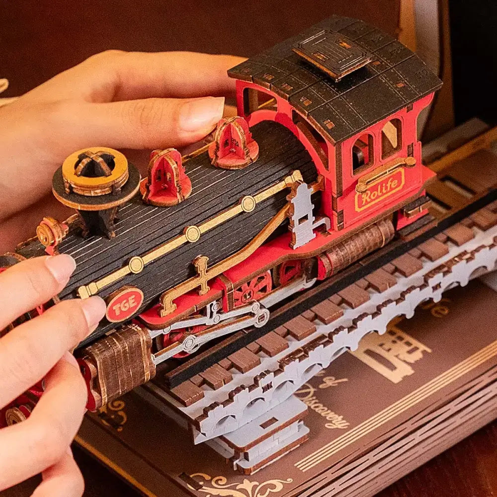 Puzzle 3D din lemn Tren de Epoca in proces de asamblare manuala