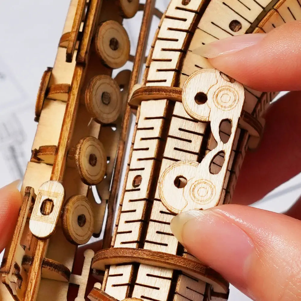 Detalii puzzle 3D saxofon din lemn Rolife TG309, piese tăiate cu laser