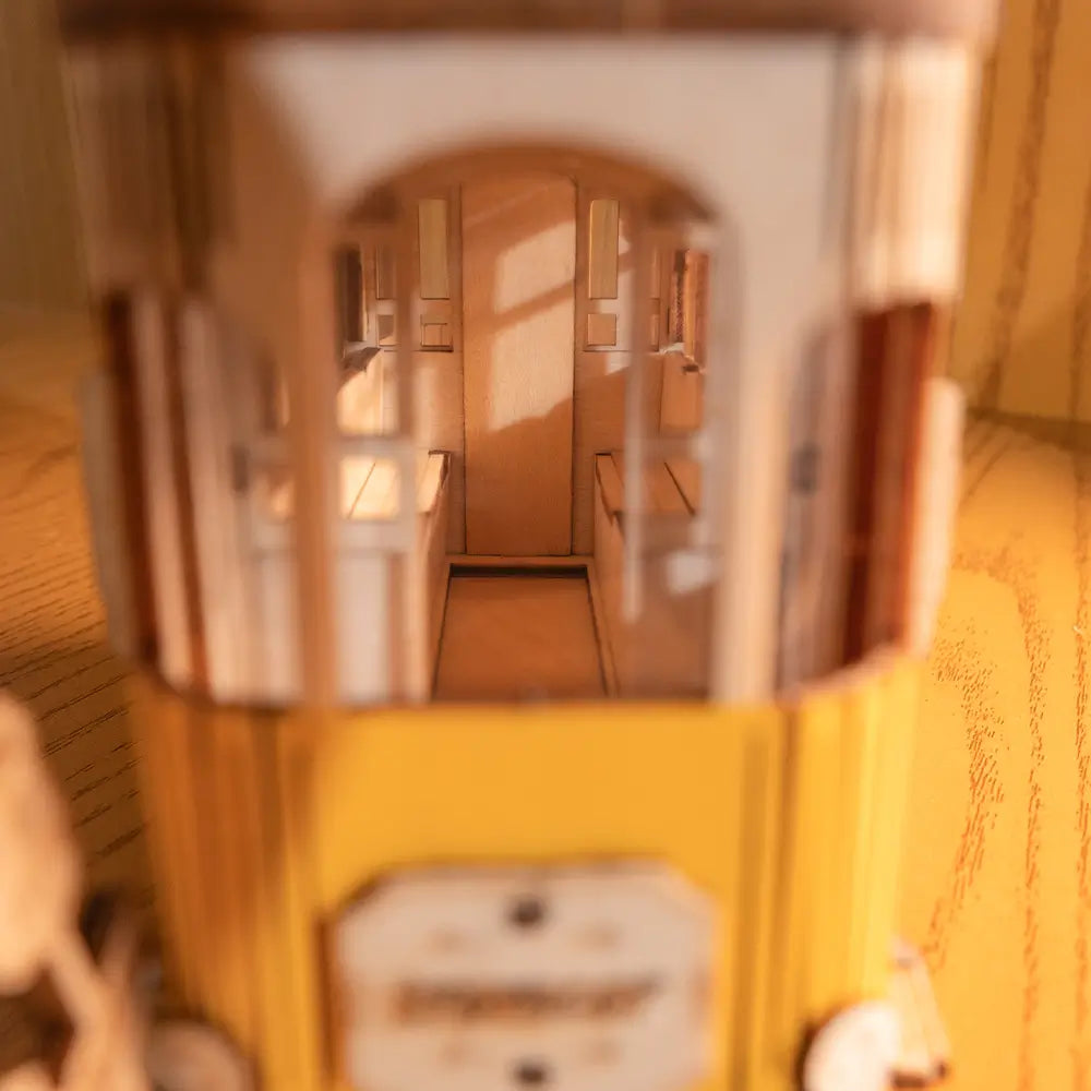 Kit puzzle din lemn Tramvai 3D detaliat si elegant