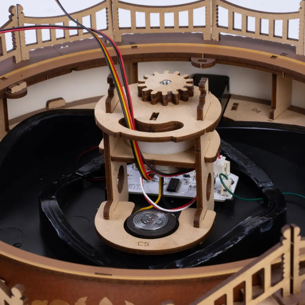 Mecanism interior puzzle 3d carusel lemn cu motor si fire electrice vizibile