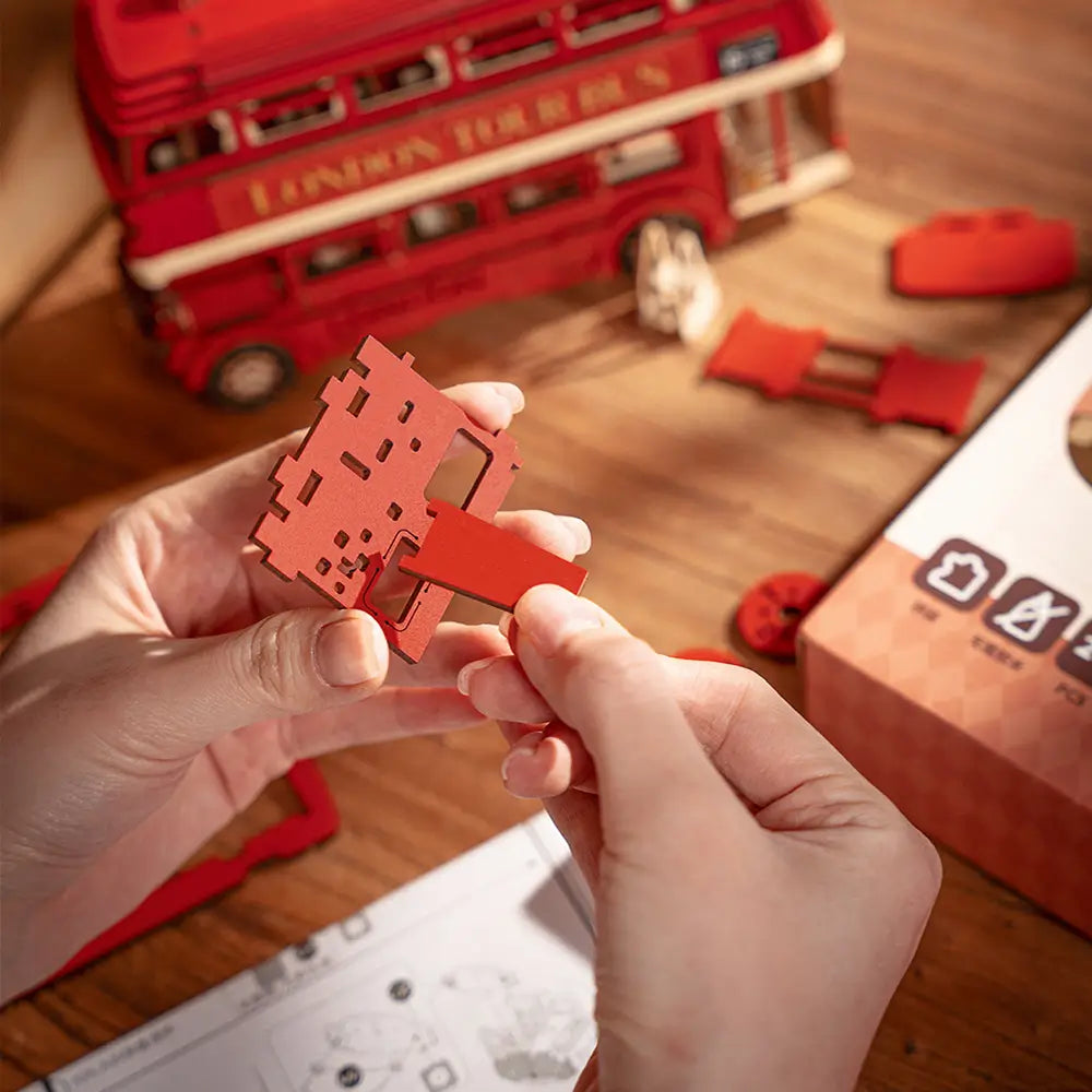 Puzzle 3D Autobuz Londonez Detaliu al pieselor din lemn de înaltă calitate