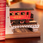 Vagon rosu decorat parte din Puzzle 3D Tren de Epoca diorama carti din lemn