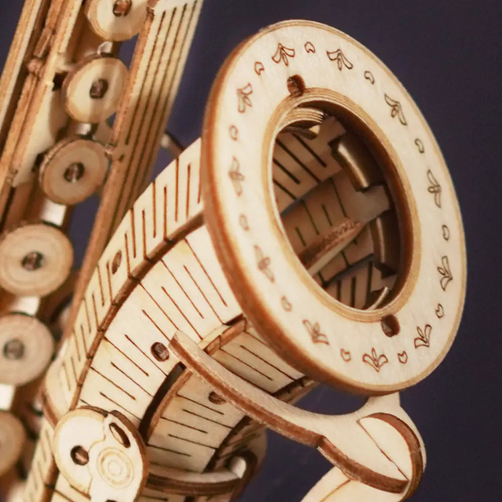 Detaliu clopot puzzle 3D saxofon din lemn cu gravură decorativă