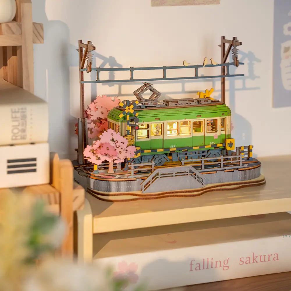 Detalii interioare ale tramvaiului japonez din puzzle 3D figurine si iluminare