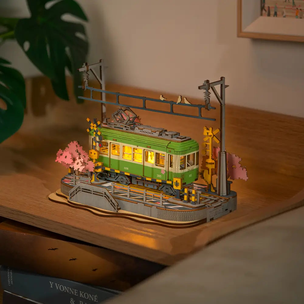 Ferestre iluminate ale tramvaiului japonez din puzzle 3D din lemn