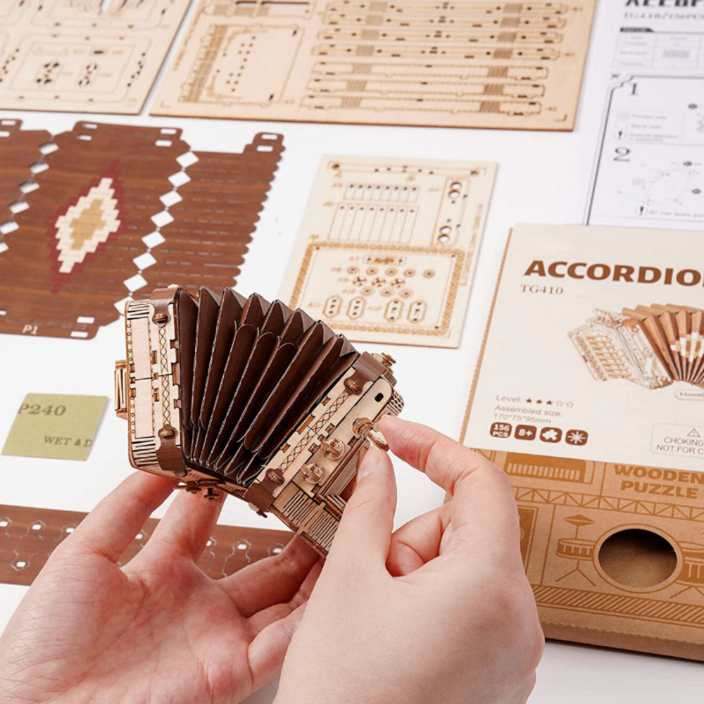 Puzzle 3D Acordeon din lemn în proces de asamblare, model DIY cu 156 piese, detalii sculptate și finisaj premium
