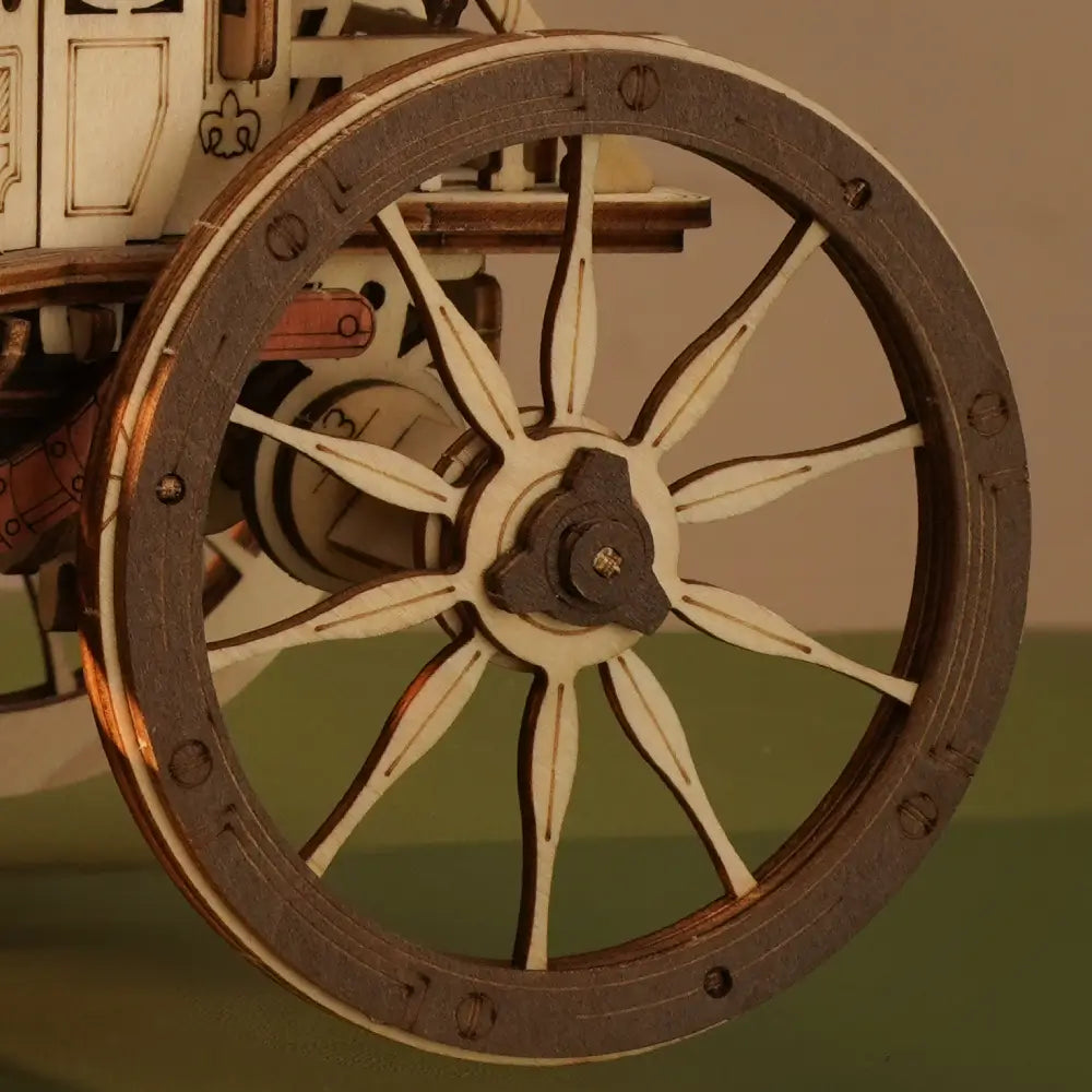 Imaginea pune in evidenta detaliile fine ale rotii puzzle-ului 3D Diligenta. Detaliile din lemn si arhitectura vintage fac din acest model un cadou perfect pentru iubitorii de puzzle-uri de colectie si pentru cei pasionati de mecanismele muzicale 3D