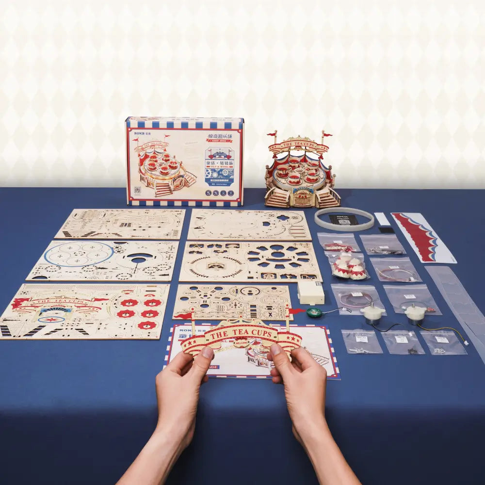 Puzzle 3D Carusel cu Cescute  toate piesele pregatite pentru o constructie care prinde viata pas cu pas