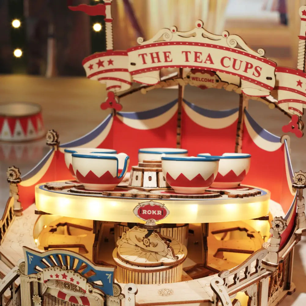 Puzzle 3D carusel rotativ din lemn ROKR model cu lumina detalii fine si cesti colorate