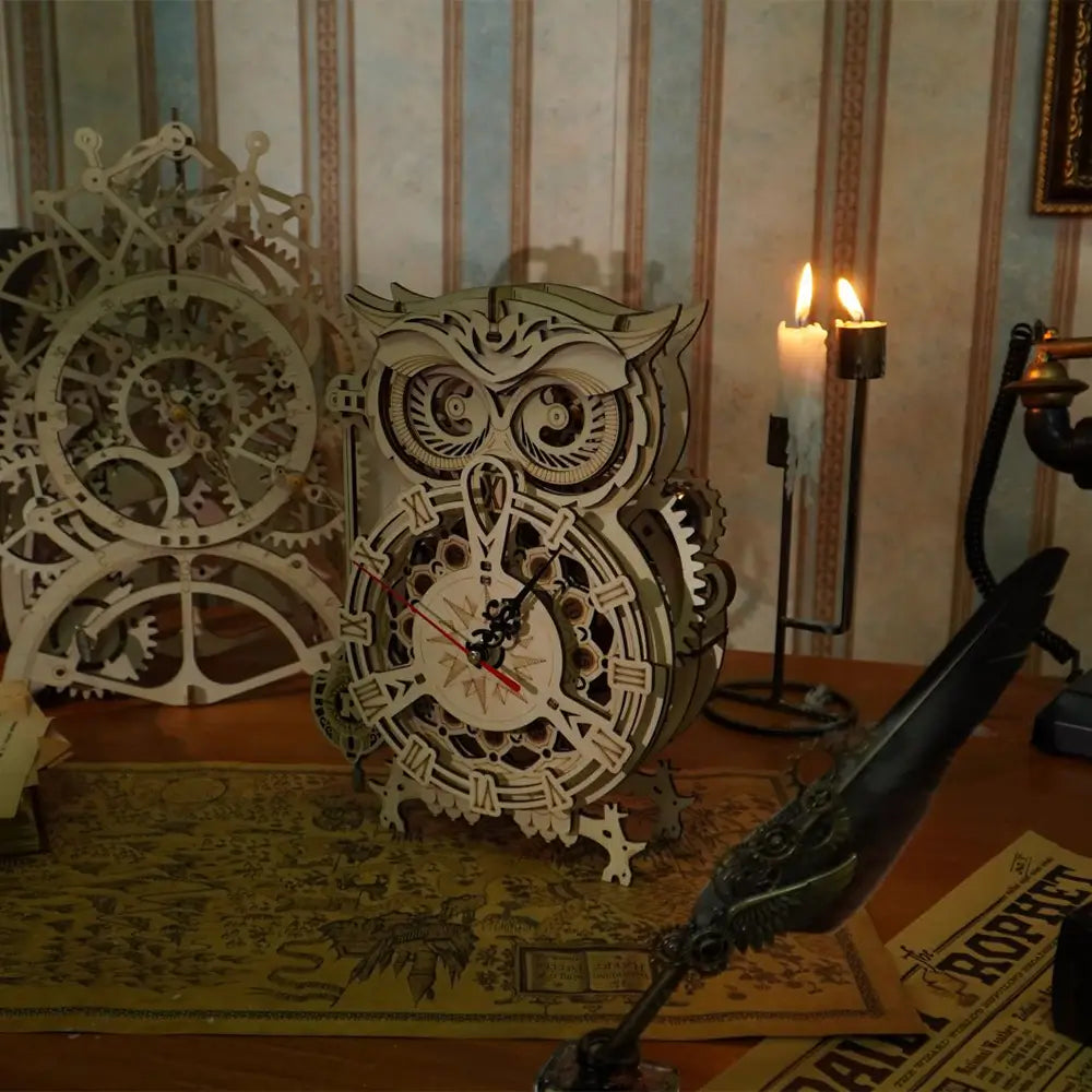 Puzzle 3D Ceas Bufnita din lemn Rokr ceas mecanic expus intr-un decor vintage