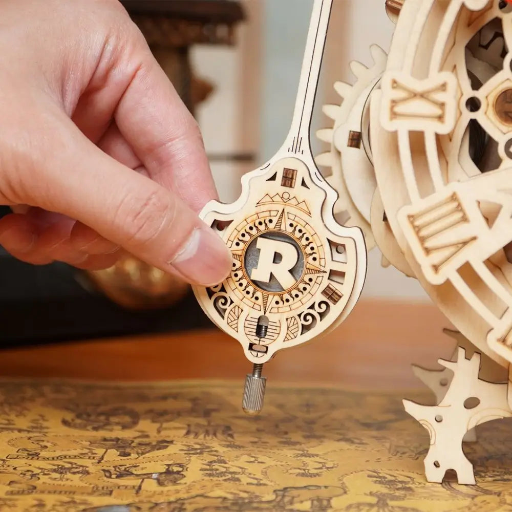 Puzzle 3D Ceas Bufnita din lemn detaliu pendul in timpul reglajului manual