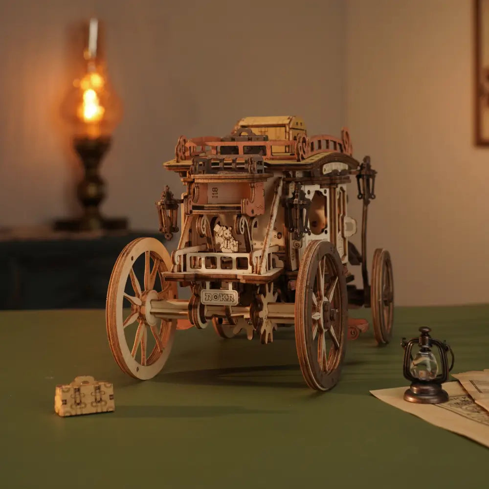 Vedere din spate a puzzle-ului 3D Diligenta ROKR model din lemn cu detalii mecanice fine roti pivotante si bagaje retro surprins intr-un decor vintage