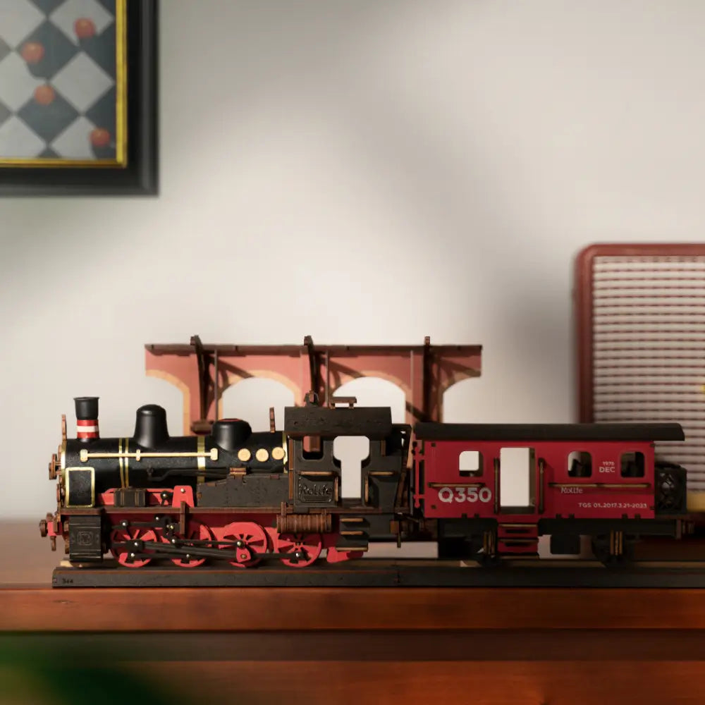 Puzzle 3D Tren cu Aburi Express Rolife, vedere laterală cu locomotivă cu aburi și vagon roșu, model din lemn asamblat pe șină, decoratiune pentru birou