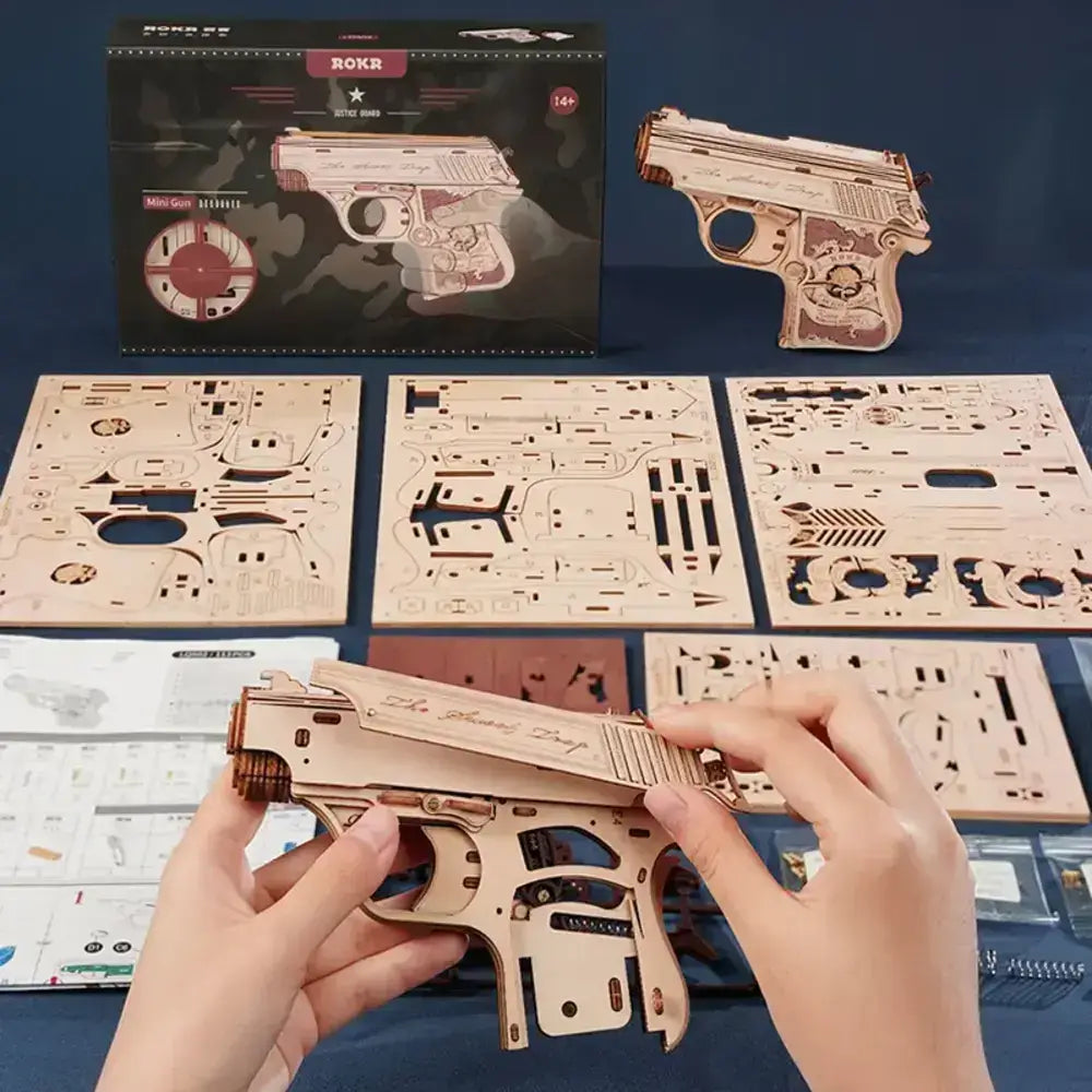Set complet Puzzle 3D Mini Pistol ROKR LQ502 cu piese din lemn taiate laser si mecanism functional pe elastic