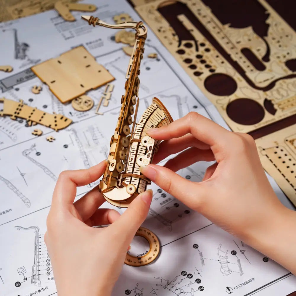 Model saxofon din lemn asamblare, puzzle 3D Rolife TG309, obiect decorativ