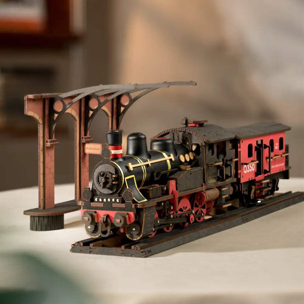 Puzzle 3D Tren cu Aburi Express Rolife, locomotivă cu aburi și vagon roșu pe șină, cu peron de gară și copertină, model din lemn asamblat
