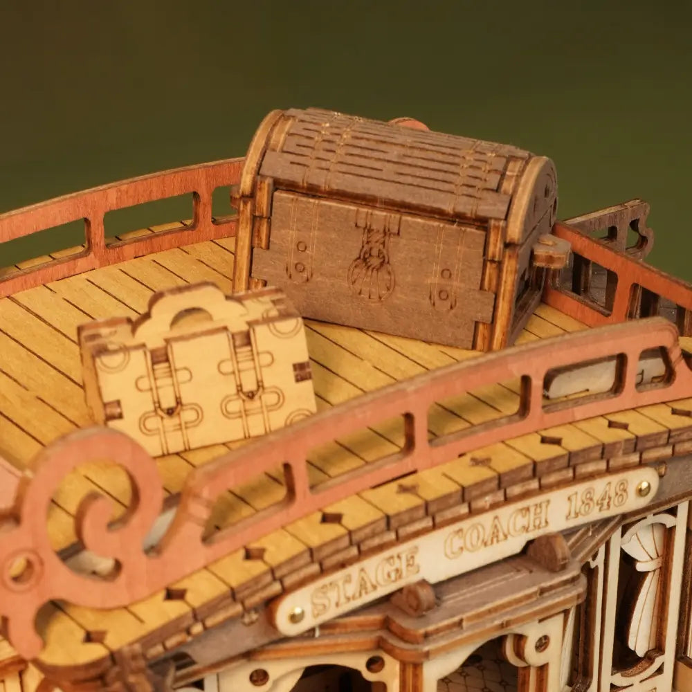 Detaliile exterioare ale puzzle-ului 3D Diligenta sunt surprinse in prim-plan. Detaliile mestesugite ale acestui model 3D din lemn evidentiaza calitatea si frumusetea sa, fiind un obiect decorativ si un cadou ideal pentru pasionati de puzzle-uri de epoca