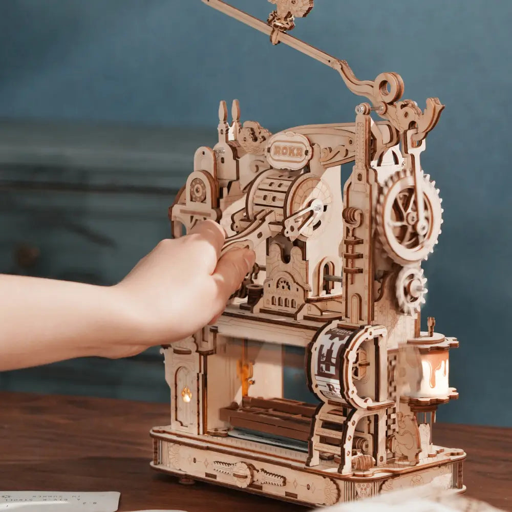 Puzzle mecanic 3D din lemn Detaliu roti zimtate si mecanism de tiparire