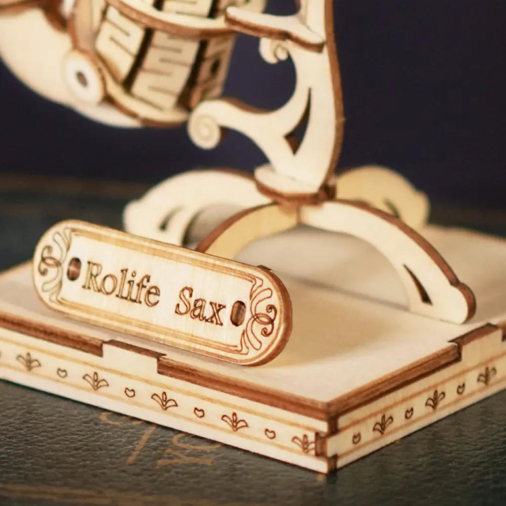 Detaliu suport puzzle 3D saxofon din lemn Rolife TG309 cu inscripție Rolife