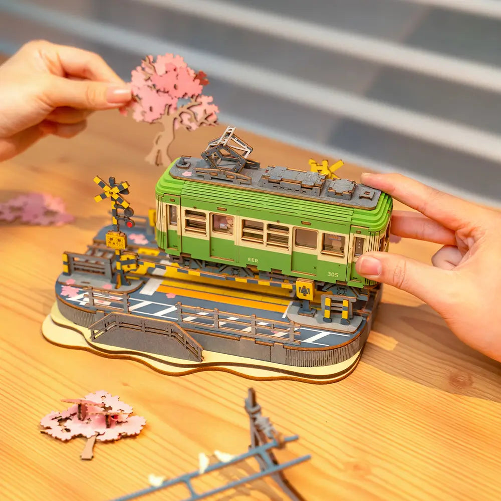 Model de tramvai japonez iluminat expunere intr-o atmosfera de seara